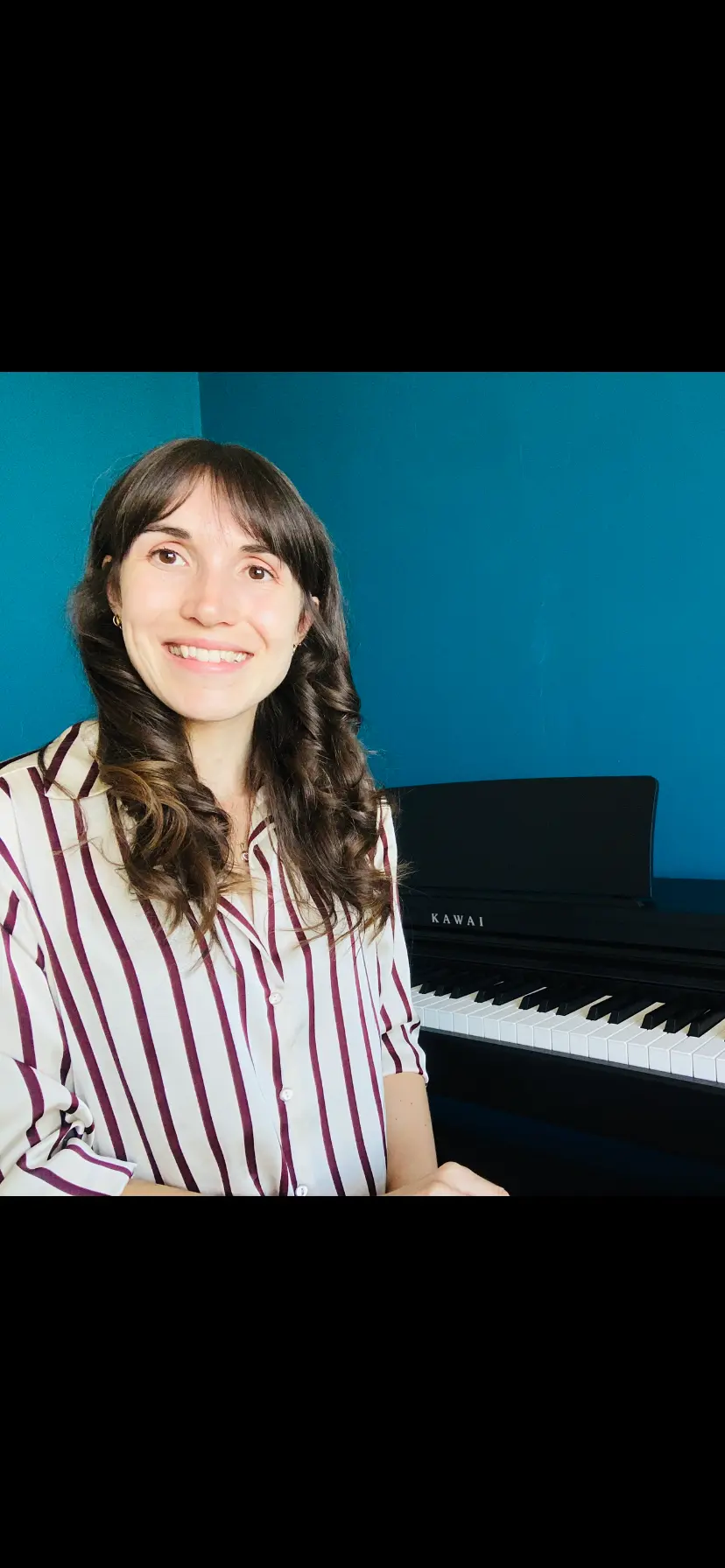 Portrait of Melanie Sohajova seated at the piano